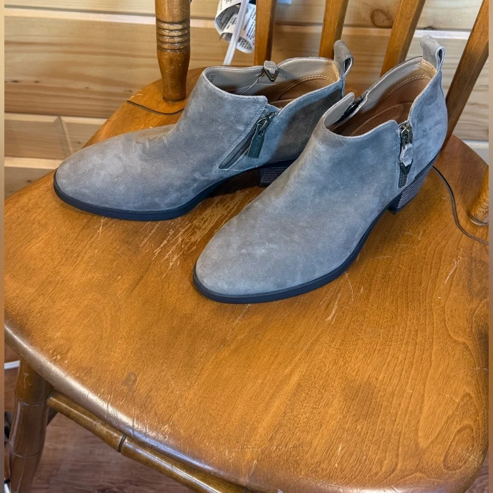 NWOB tags Vionic Cecile Suede Leather Waterproof Bootie Ankle Boots 6*note flaw